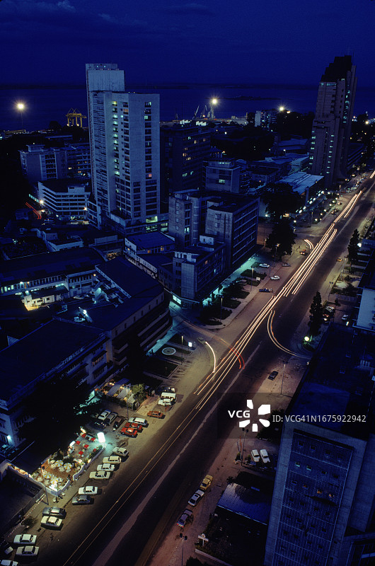 金沙萨市中心黄昏时的景色，展示了穿过城市的主要街道图片素材