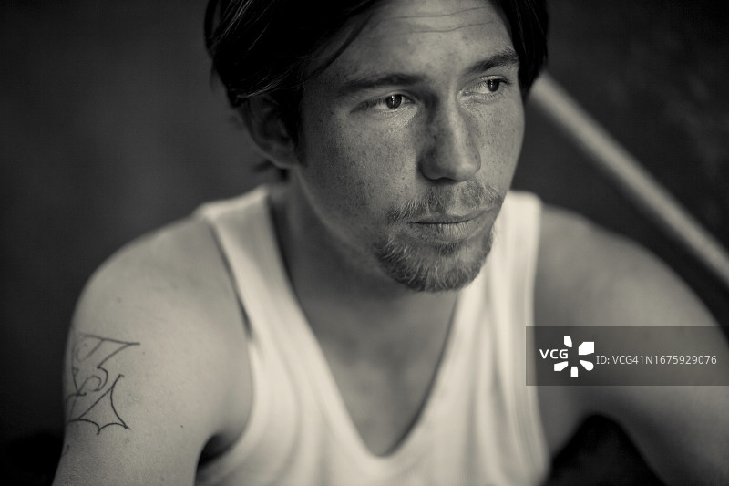 在西雅图大学区小巷闲逛的流浪青年图片素材