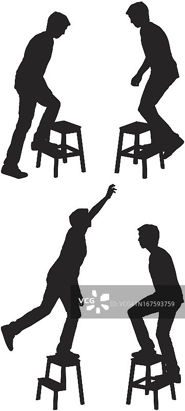 男人踩着脚凳向上爬图片素材