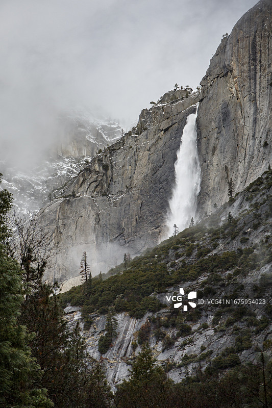 冬季的优胜美地国家公园：优胜美地瀑布图片素材