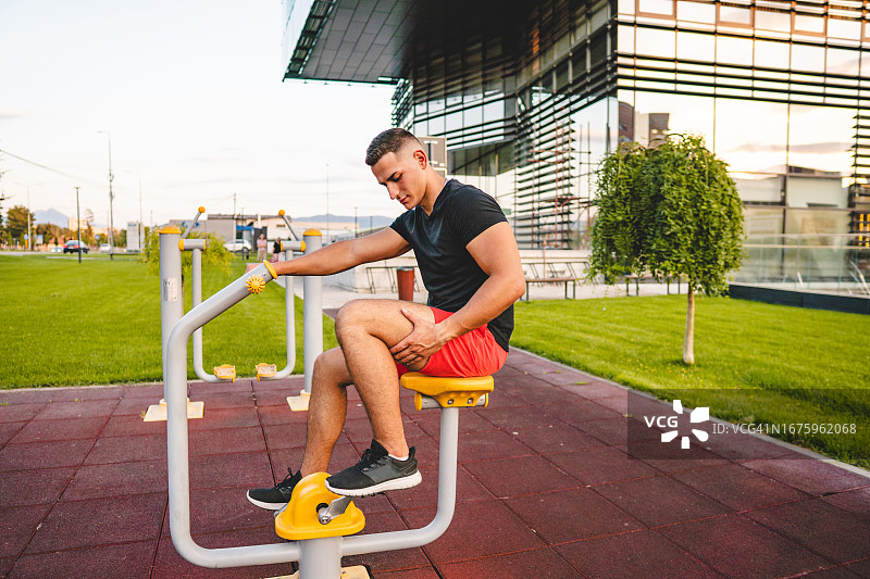 年轻运动男人户外健身图片素材