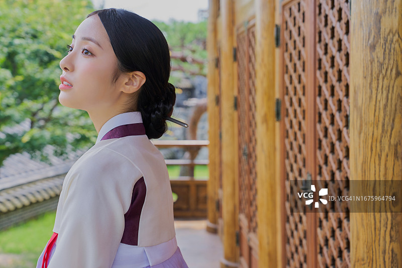 身穿韩服的韩国女人，面无表情图片素材