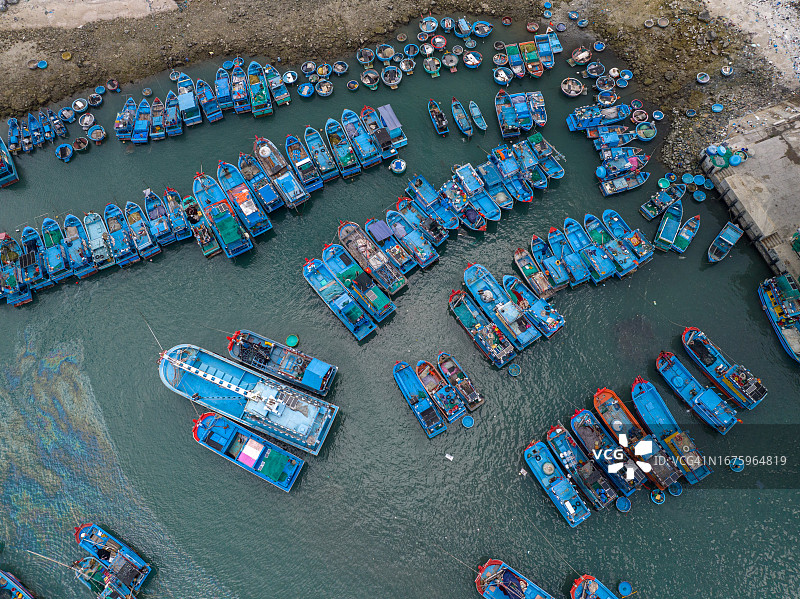 在美滩上作业的渔船图片素材