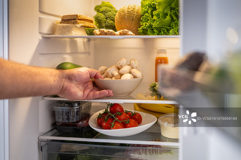 男人手拿蘑菇图片素材