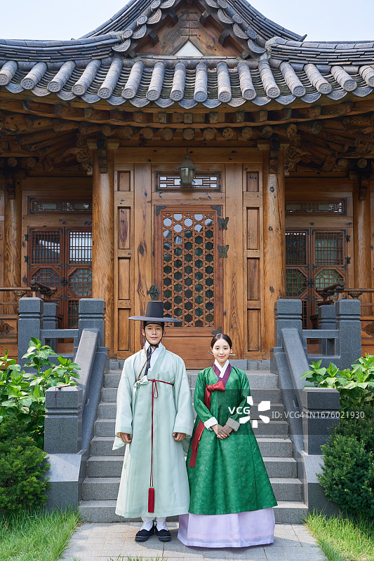 微笑情侣的韩服写真图片素材