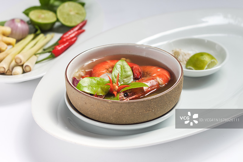 越南风味鲜虾药草汤，白色背景图片素材