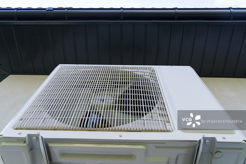 灰色墙壁上的热泵图片素材