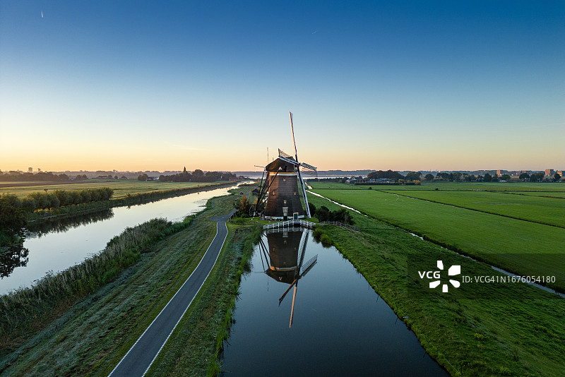 三个风车就在日出之前图片素材