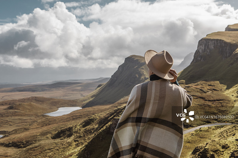 女徒步旅行者欣赏苏格兰高地美丽的乡村风光图片素材