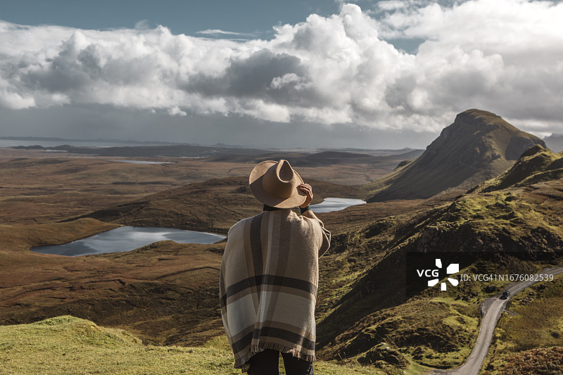 女徒步旅行者欣赏苏格兰高地美丽的乡村风光图片素材