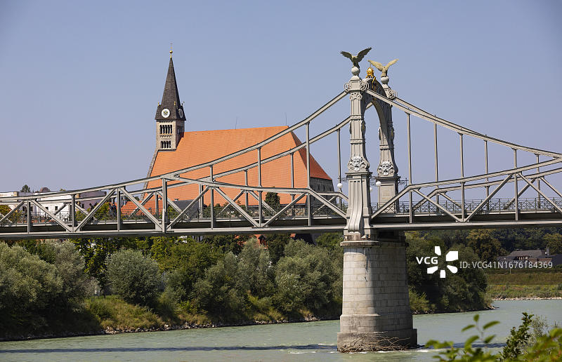 新艺术风格萨尔察赫桥，位于德国上巴伐利亚州鲁珀蒂温克尔的奥本多夫贝萨尔茨堡和劳芬安德萨尔察赫之间，与教堂相连，奥地利萨尔茨堡州图片素材