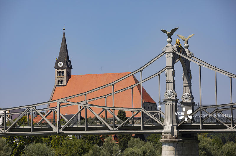 新艺术风格萨尔察赫桥，位于德国上巴伐利亚州鲁珀蒂温克尔的奥本多夫贝萨尔茨堡和劳芬安德萨尔察赫之间，与教堂相连，奥地利萨尔茨堡州图片素材