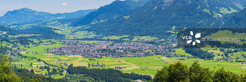 从西南方向眺望德国巴伐利亚州奥伯斯多夫的山脉全景图片素材