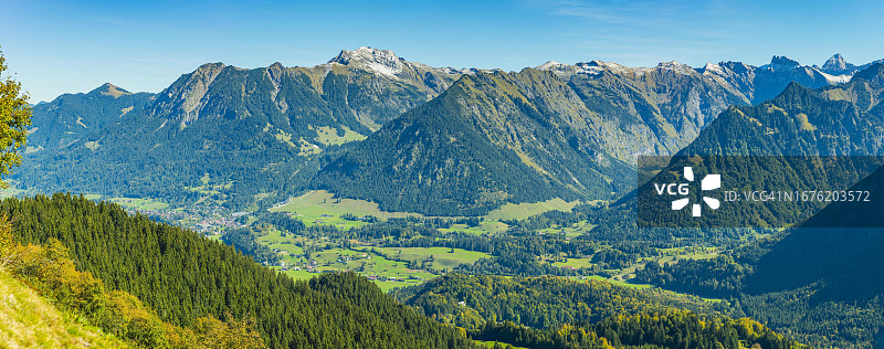 从瑟莱雷克到斯蒂拉赫塔尔和奥伯斯多夫的山脉全景,阿尔高阿尔卑斯山脉后方,德国巴伐利亚图片素材