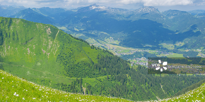 从费尔霍恩山 (2038米) 眺望克莱恩瓦尔瑟谷、阿尔高、福拉尔贝格、奥地利图片素材