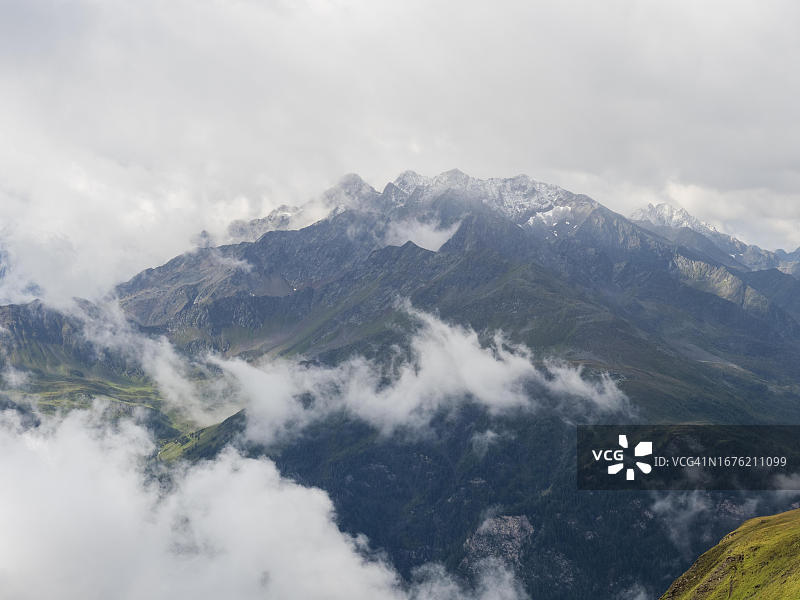 奥地利克恩顿州大格洛克纳高山公路霍厄陶恩国家公园的阿尔卑斯山峰和晨雾图片素材