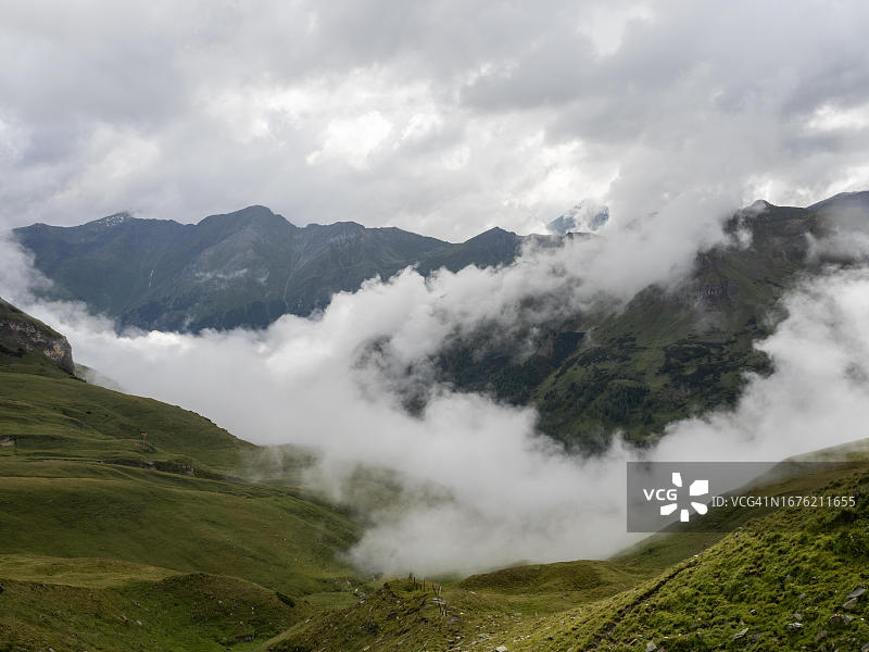 奥地利克恩顿州大格洛克纳高山公路霍厄陶恩国家公园的阿尔卑斯山峰和晨雾图片素材