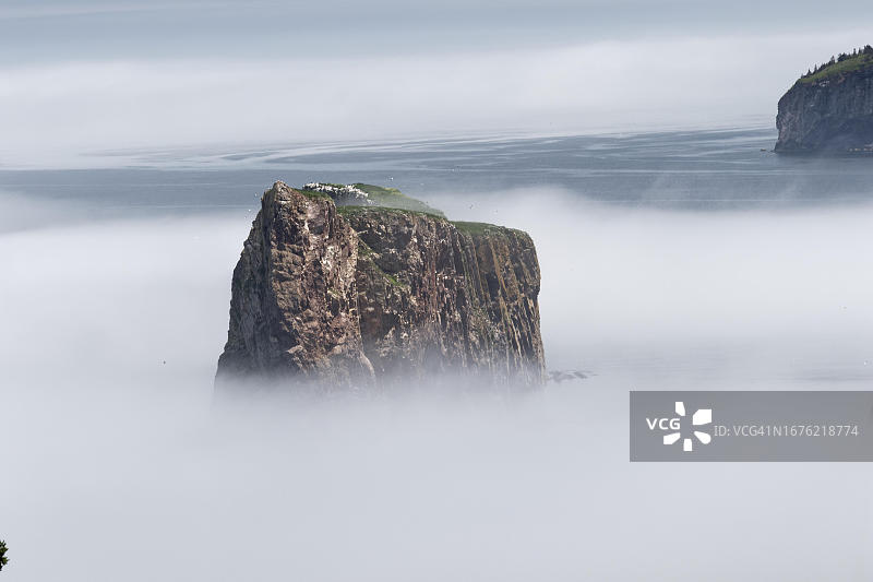 加拿大魁北克省圣劳伦斯湾珀斯岩雾景图片素材