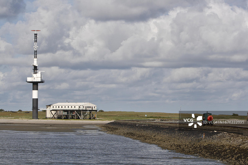 明斯纳岛上的雷达塔，德国下萨克森瓦登海国家公园图片素材