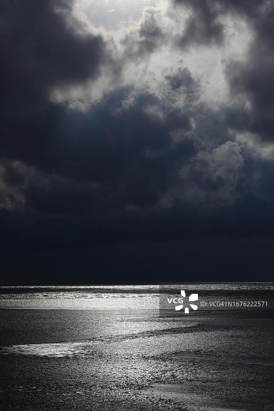 德国下萨克森瓦登海国家公园敏森纳奥格岛附近泥滩的灯光氛围图片素材