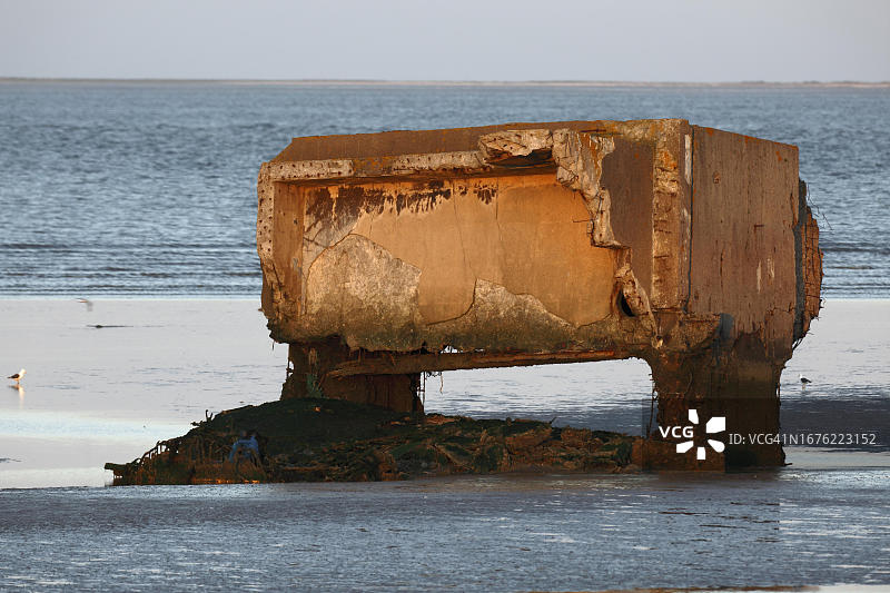 二战时期碉堡的遗迹，位于德国下萨克森州瓦登海国家公园的明斯ener Oog岛图片素材
