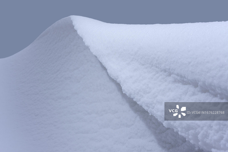 德国下萨克森州瓦登海国家公园明瑟诺格岛上的风成雪结构图片素材