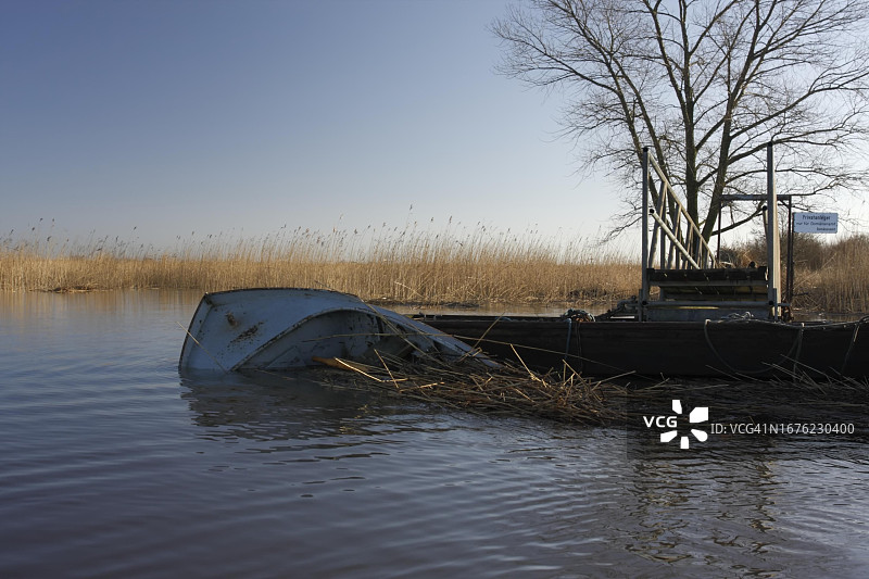 风暴潮后，在下韦泽岛斯特劳豪瑟平板码头倾覆的船只，德国下萨克森州韦泽马施区斯特劳豪瑟平板图片素材