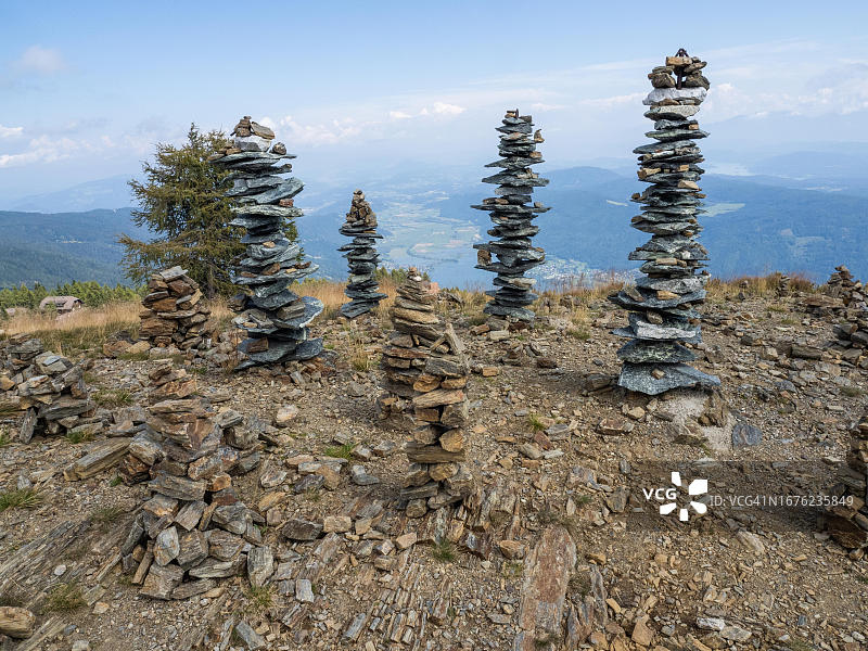 石塔,约翰内斯·马蒂森的雕塑作品《向西藏致敬》,2009年,位于奥地利卡林西亚州诺克山脉的格利岑山上图片素材