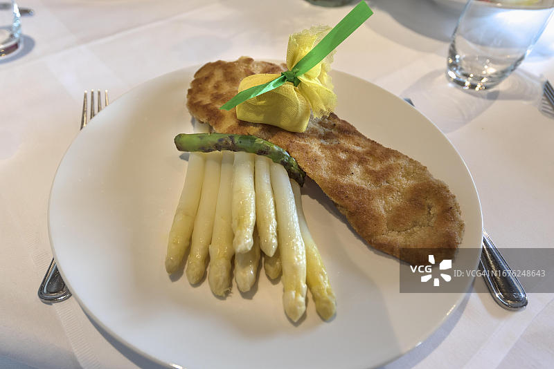 餐厅供应的维也纳炸肉排配芦笋，德国巴登-符腾堡州的美食图片素材