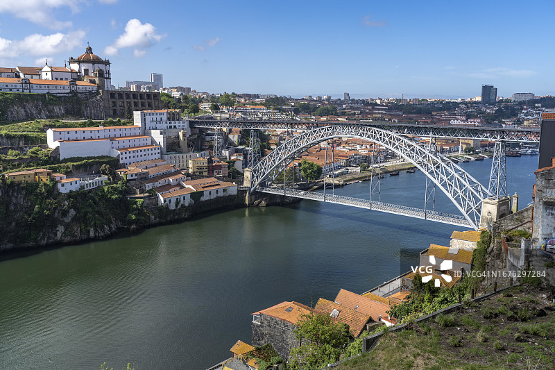 路易一世大桥、塞拉多皮拉尔修道院和加亚新城，葡萄牙波尔图图片素材