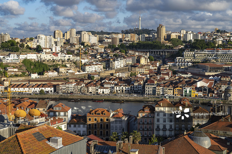 从葡萄牙波尔图的米拉多鲁达维多利亚看到的杜罗河和加亚新城景观图片素材