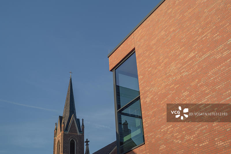 德国北莱茵-威斯特法伦州博特罗普的现代建筑与教堂塔楼图片素材