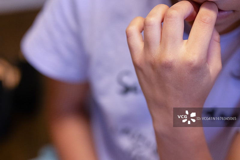 紧张咬指甲的多民族女性图片素材