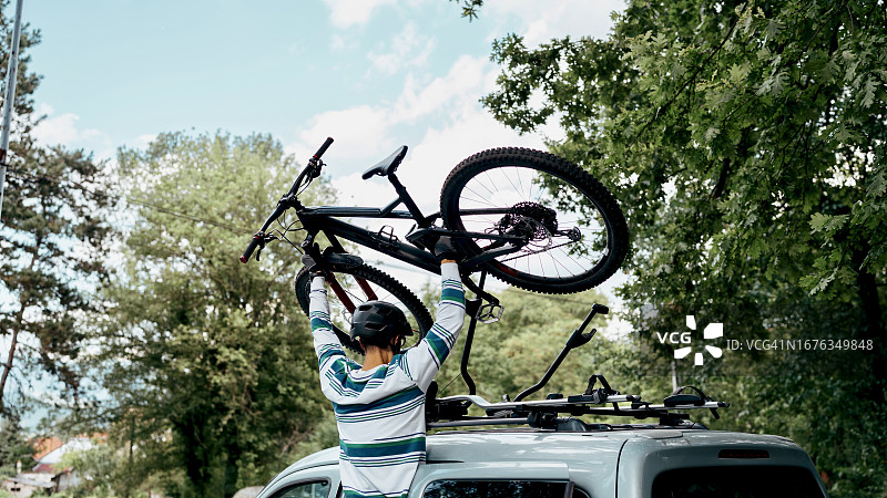 男子正在打包运动装备图片素材