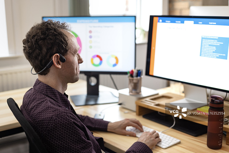 在电脑前工作的视障男人图片素材