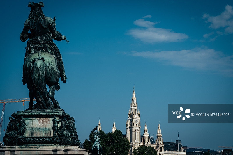 以维也纳市政厅为背景的雕像图片素材