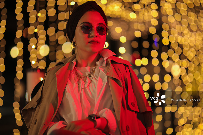 穆斯林妇女肖像，夜间灯光，女性生活方式图片素材