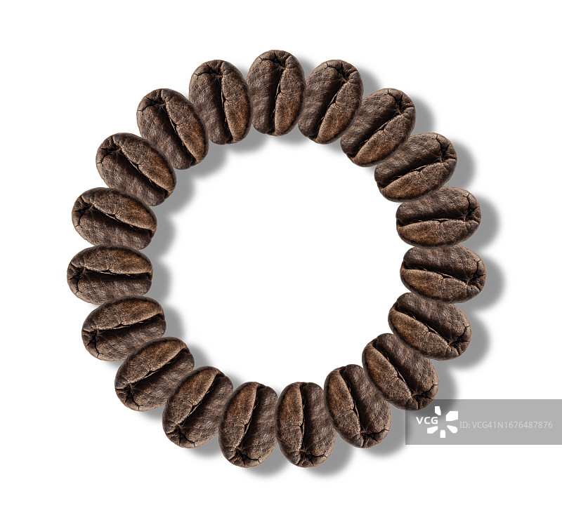 白色背景上带小阴影的烘焙咖啡豆圈图片素材