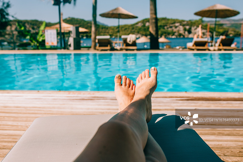 游泳池边休息的女人腿部图片素材