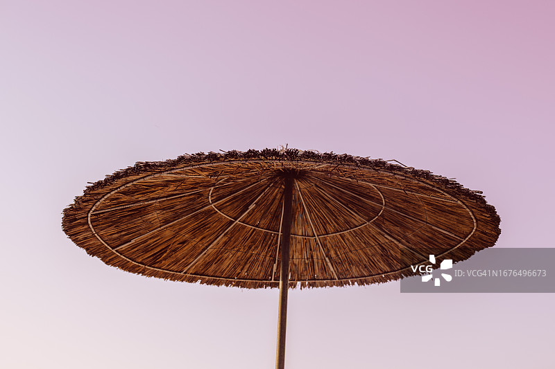 粉色天空下的竹伞图片素材