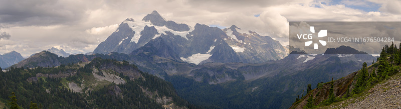 喀斯喀特山脉舒克桑山的壮丽全景图片素材
