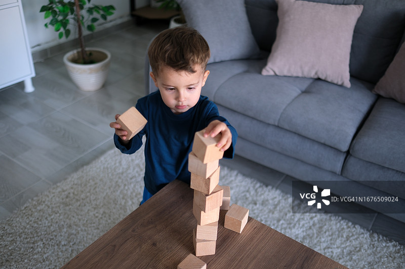 堆积木立方体的小男孩图片素材