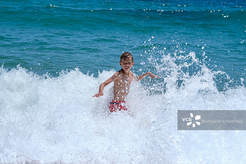 海浪中的男孩图片素材