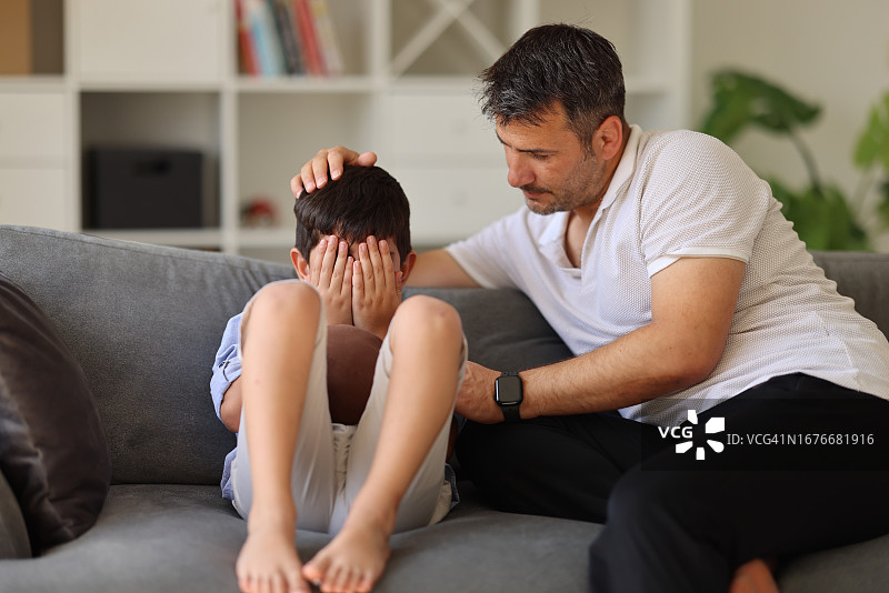 有爱的父亲与儿子温馨交谈图片素材