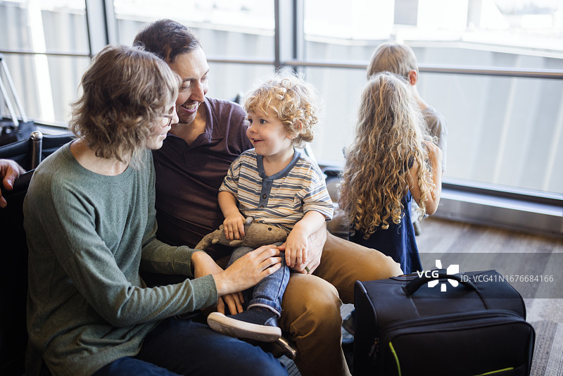 度假期间在机场的家庭图片素材