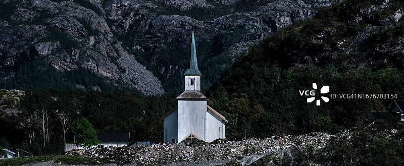 轮渡站旁的教堂图片素材