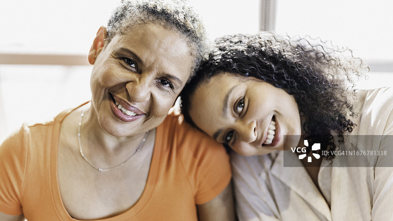 混血母亲和成年女儿的休闲肖像照图片素材