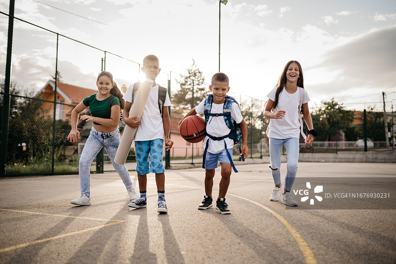 快乐的学生来上学图片素材