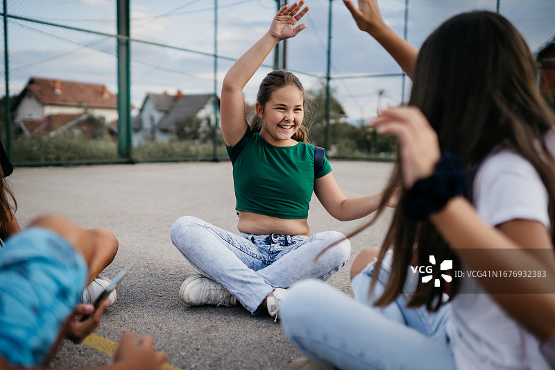 孩子们在校园里的快乐时光图片素材
