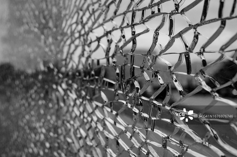 黑白影调，聚焦破碎的玻璃窗图片素材